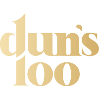 לוגו 100 של דאן על רקע ירוק.