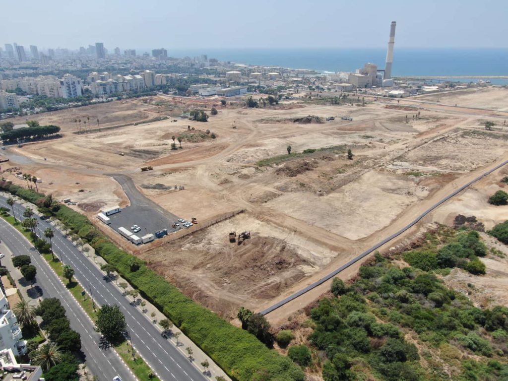 מבט אווירי של אתר בנייה בתל אביב.